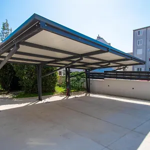 Life With Free Parking Apartman Pula
